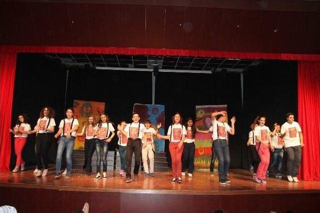 Gen&ccedil; Denizli Tiyatro Kul&uuml;b&uuml;&rsquo;n&uuml;n Oyununa B&uuml;y&uuml;k İlgi 1