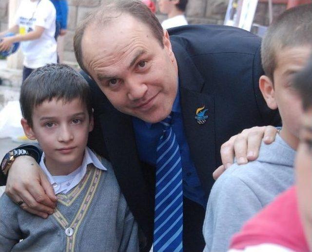 D&uuml;nya Boks Şampiyonu, D&uuml;nya &Ccedil;ocukları Birliği Başkanı Oldu 1