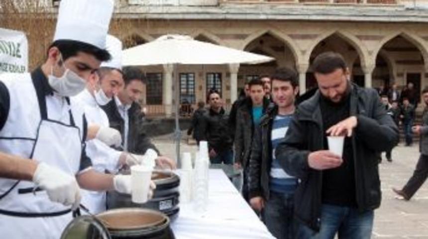 Atat&uuml;rk &Uuml;niversitesi&rsquo;nden Bardakta Sıcak &Ccedil;orba İkramı