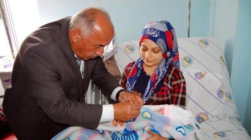 20 Nisanda D&uuml;nyaya Gelen &Ccedil;ocuklara M&uuml;ft&uuml; Altın Taktı