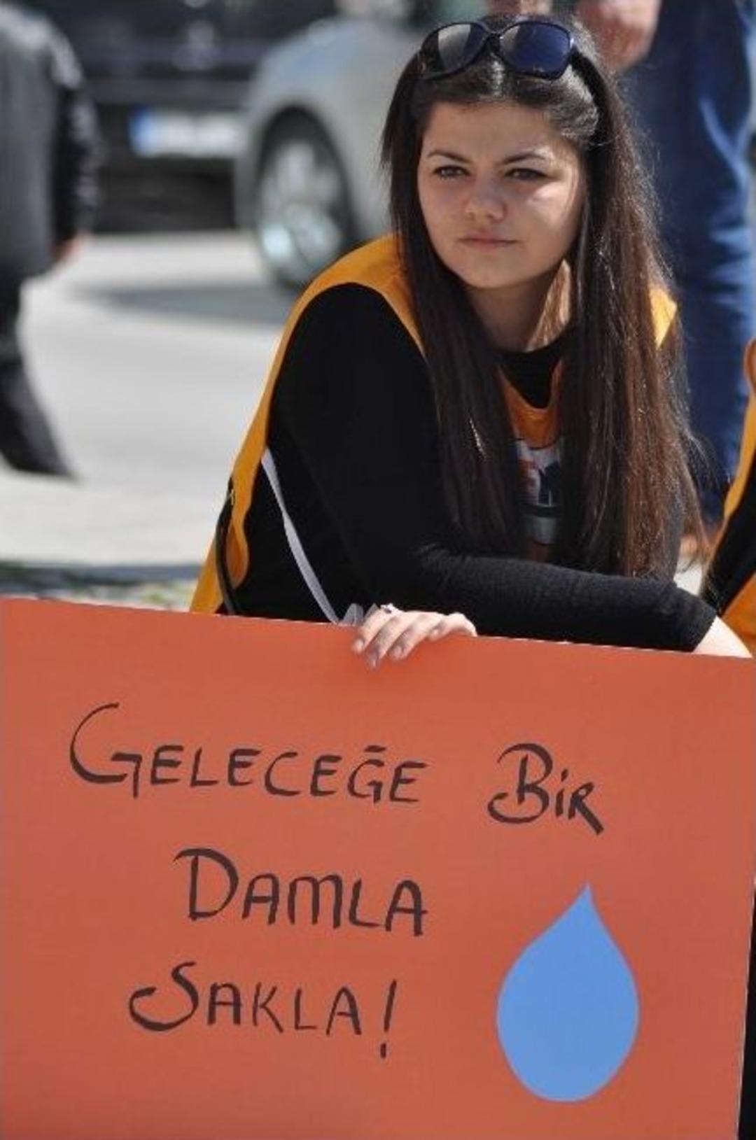 Tema'cılar Su İ&ccedil;in Y&uuml;r&uuml;d&uuml;