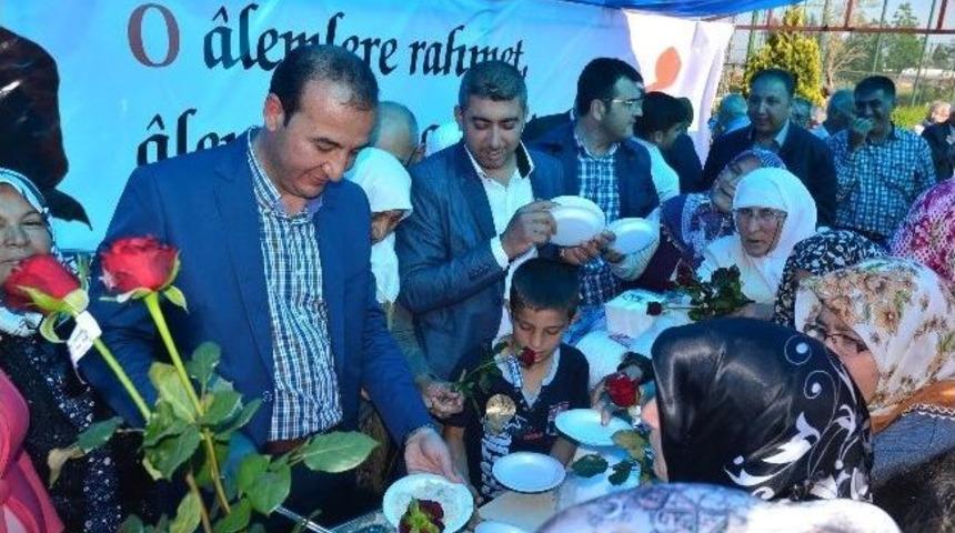 Başkan Alemdar &Ouml;zt&uuml;rk Vatandaşa Pilav Dağıttı