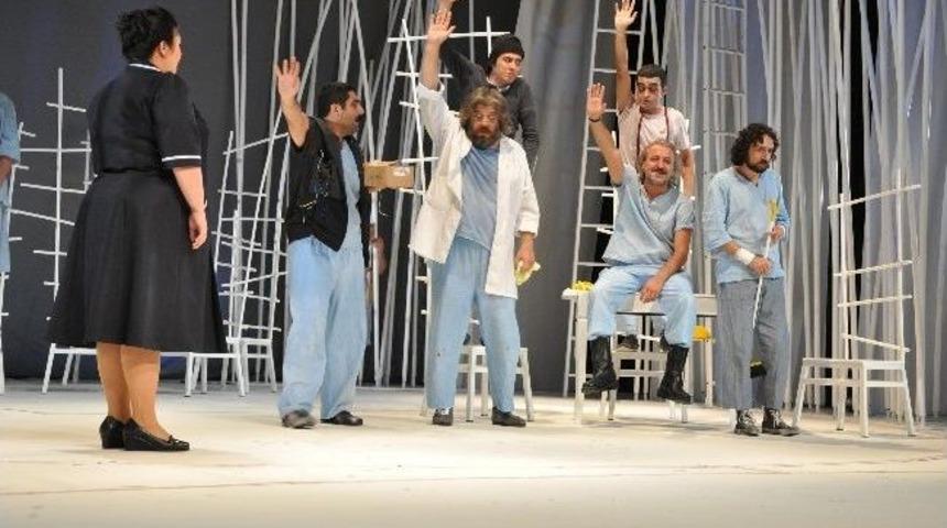 Kocaeli B&uuml;y&uuml;kşehir Belediyesişehir Tiyatroları Adana'da B&uuml;y&uuml;k Alkış Aldı