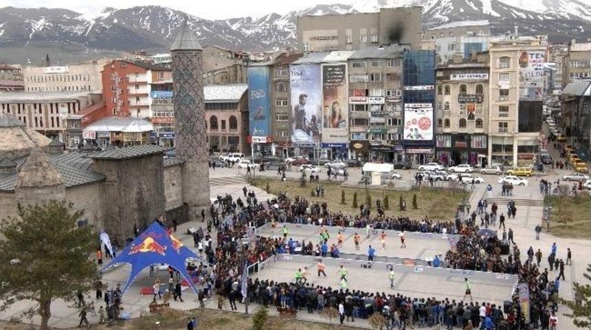 Erzurum&lsquo;da Haftasonu Sokak Futbolu Keyfi Yaşandı