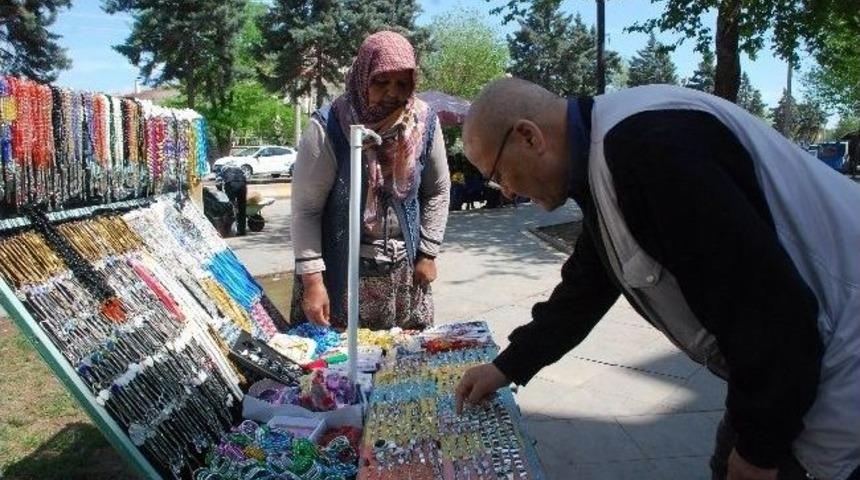 Umre&rsquo;ye Gitmek İ&ccedil;in Seyyar Satıcılık Yapıyor