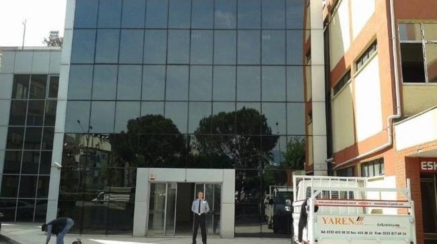 Efeler Belediye Binasının Tabelası Asıldı