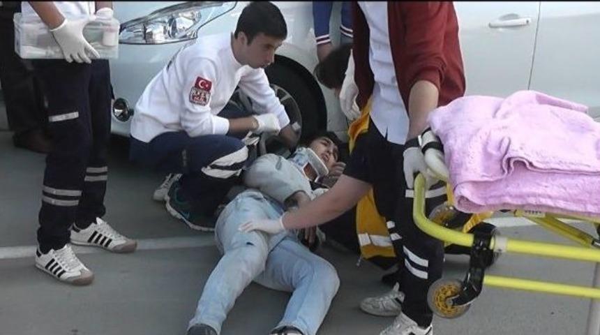 Yayanın Dalgınlığı Sonucu Ayağının &Uuml;zerinden Otomobil Ge&ccedil;ti