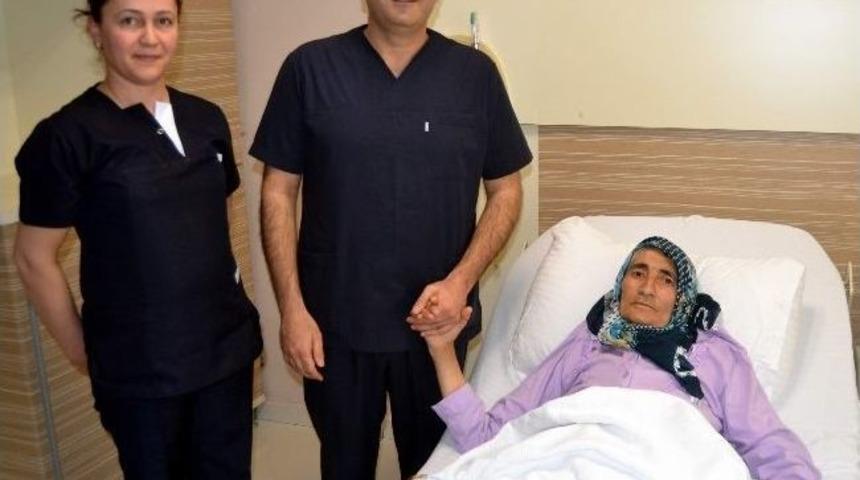 64 Yaşındaki Kadının Karnından 25 Santimetre &Ccedil;apında Kitle &Ccedil;ıkartıldı