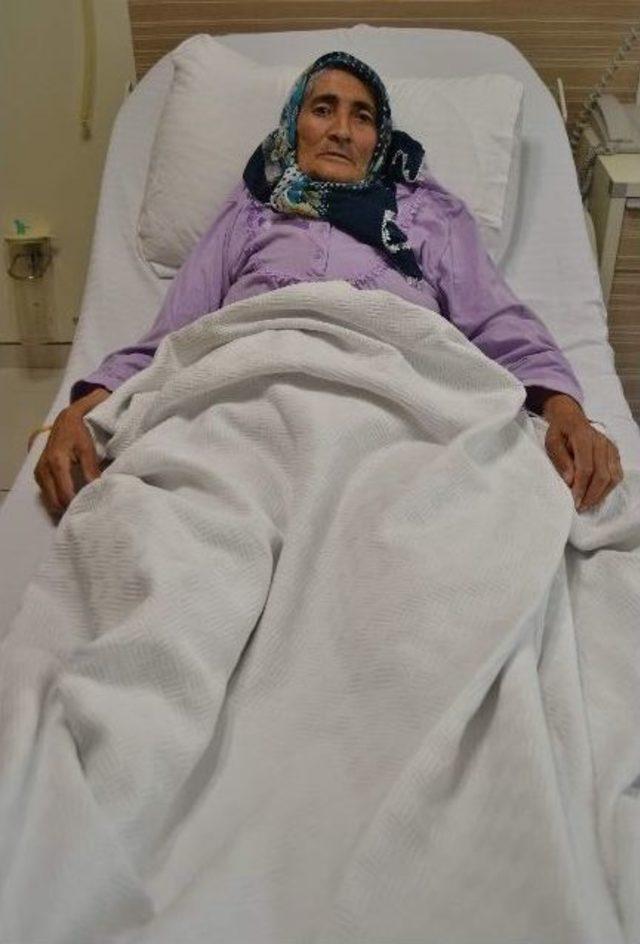 64 Yaşındaki Kadının Karnından 25 Santimetre Çapında Kitle Çıkartıldı