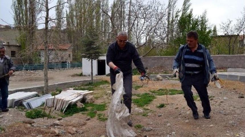 Belediye Başkanı Elinde S&uuml;p&uuml;rge Ve K&uuml;rek İle &Ccedil;&ouml;p Topladı