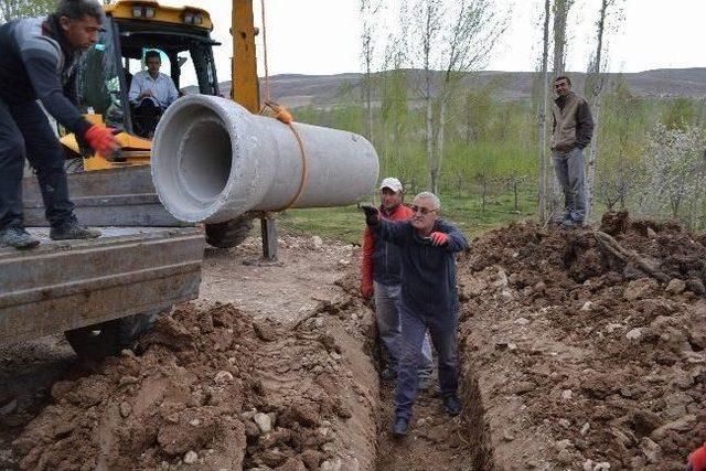 Belediye Başkanı Elinde Süpürge Ve Kürek İle Çöp Topladı