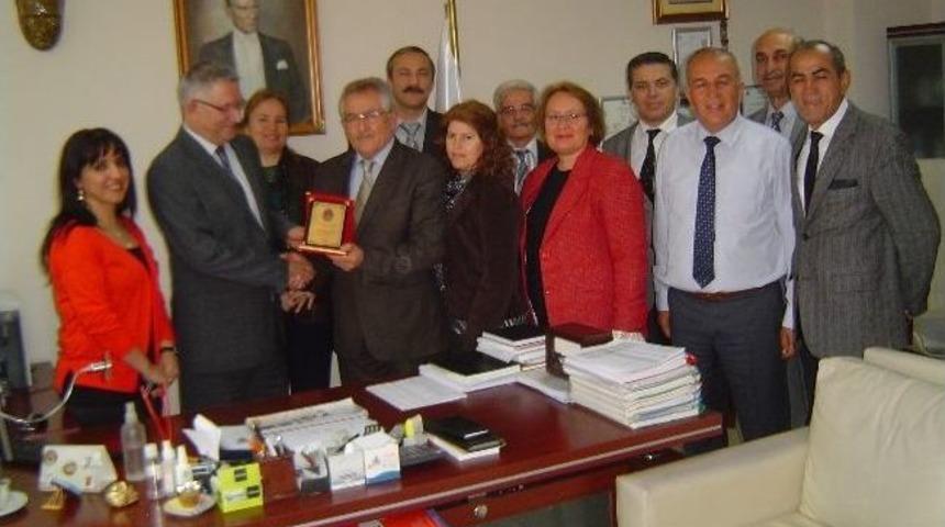 Şehit Ailelerinden Başhekime Anlamlı Plaket