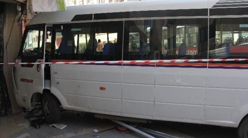 Savaştan Ka&ccedil;an Suriyeli Baba Ve Oğul Trafik Canavarına Yakalandı