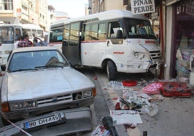 Savaştan Kaçan Suriyeli Baba Ve Oğul Trafik Canavarına Yakalandı