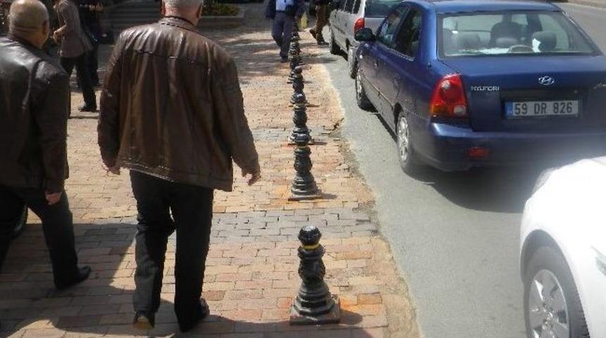 &Uuml;&ccedil; Kemaller Parkı Ara&ccedil; Girişine Kapatıldı