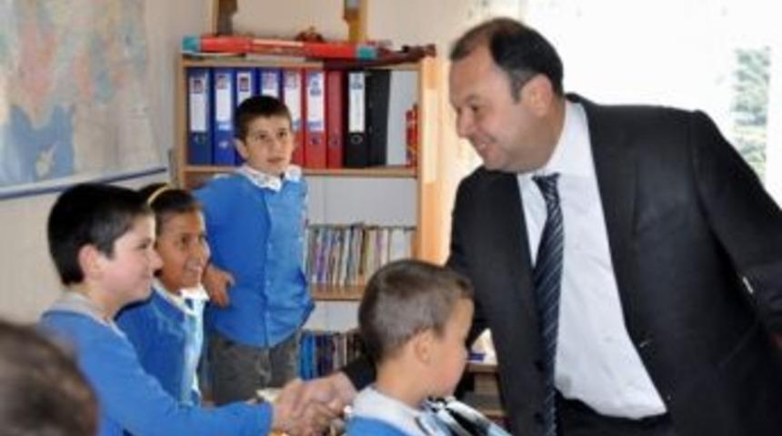 Başkan Din&ccedil;er, &Ccedil;ocukların Bayramını Kutladı