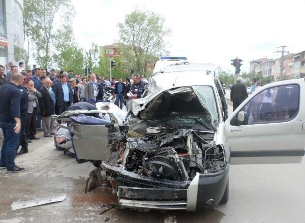 &Ccedil;arşamba'da Trafik Kazası: 4 Yaralı
