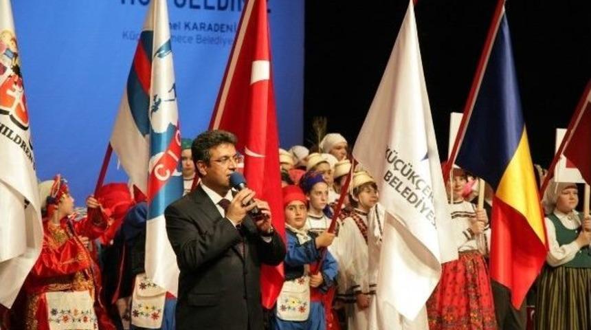 K&uuml;&ccedil;&uuml;k&ccedil;ekmece 23 Nisan'ı D&uuml;nya &Ccedil;ocuklarıyla Birlikte Kutluyor