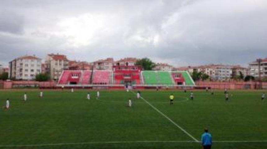 K&uuml;me D&uuml;şen L&uuml;leburgazspor Futbolcuları, Taraftarları Oturarak Protesto Etti