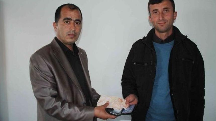 Bulduğu Cüzdanı Sahibine Teslim Etti