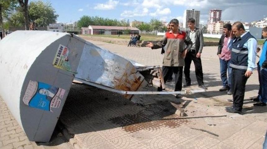 Şanlıurfa'da Otomobil Dolmuş Durağına &Ccedil;arptı