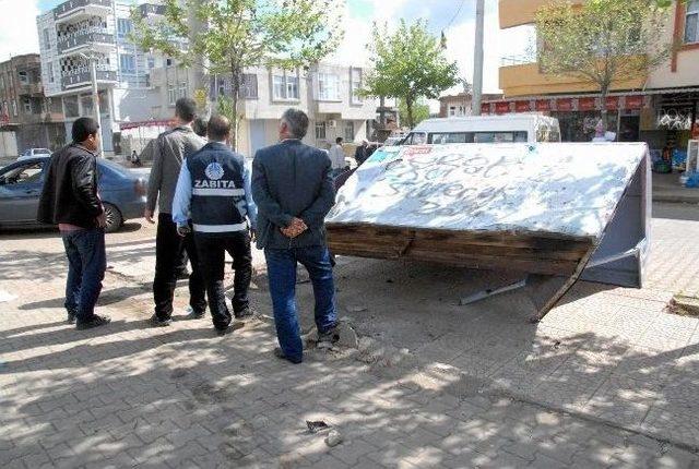 Şanlıurfa'da Otomobil Dolmuş Durağına Çarptı