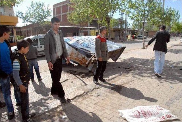 Şanlıurfa'da Otomobil Dolmuş Durağına Çarptı