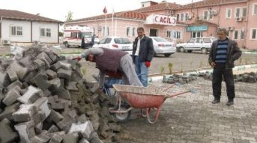 Bozova Devlet Hastanesi Bah&ccedil;esinde Kilit Parke &Ccedil;alışması