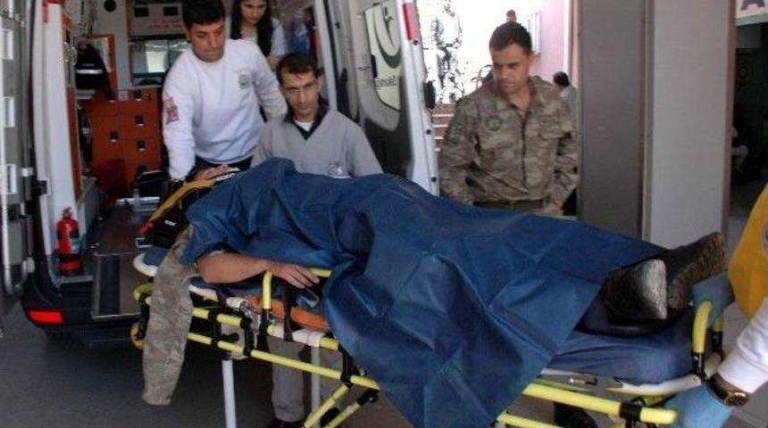 Askeri Ara&ccedil;tan D&uuml;şen Asker Yaralandı