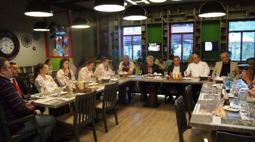 Varlıbaş Alışveriş Merkezi, İdman Ocağı Bayan Voleybol Takımı&rsquo;nı Akşam Yemeğinde Ağırladı