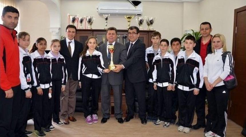 Aydınlı K&uuml;&ccedil;&uuml;k Kızlar Badmintonda T&uuml;rkiye 2.&rsquo;si Oldu