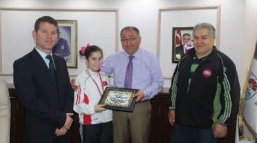 T&uuml;rkiye İkincisi Tuana Bi&ccedil;er, Salman&rsquo;ı Ziyaret Etti