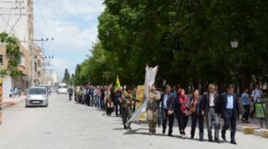 Bdp'liler Kuzey Irak İle Suriye K&uuml;rtleri Arasında Yapılan Hendeği Protesto Etti