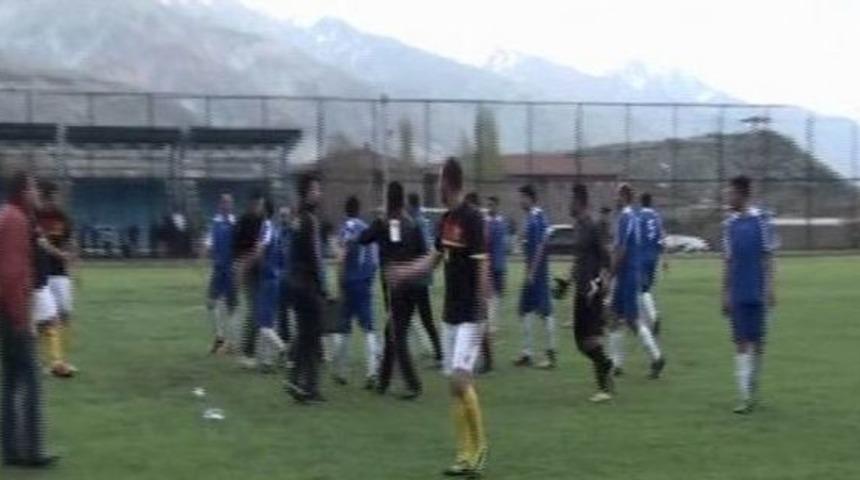 Hakemin Kararına Sinirlenen Futbolcular Sahayı Birbirine Kattı