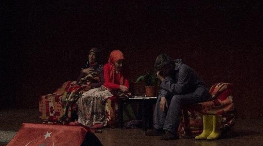 &ldquo;kansersiz Yaşam&rdquo; Adlı Tiyatro Oyunu Sağlık &Ccedil;alışanları Tarafından G&ouml;sterime Sunuldu