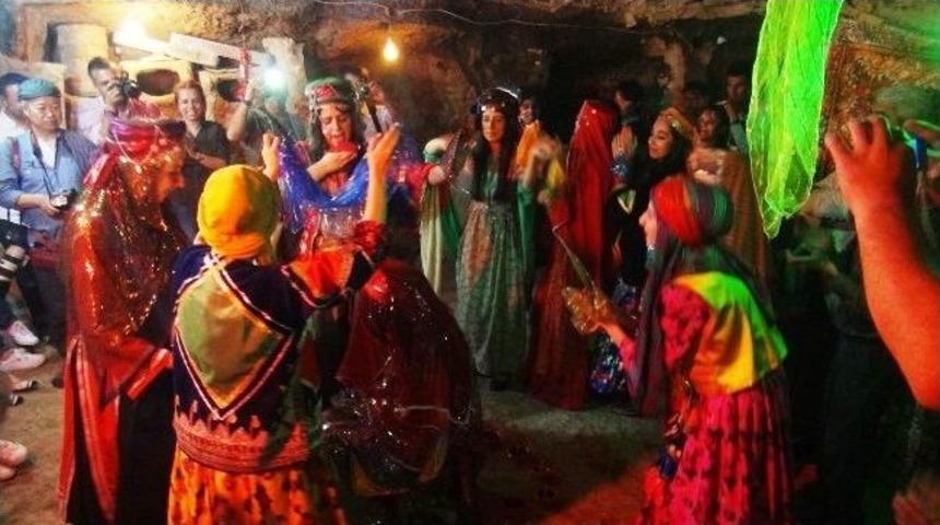 Japonlar Mağaradaki Kına Gecesine Katıldı