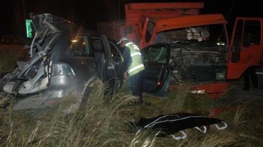 Okul Yapımı İ&ccedil;in Yardım Toplamaya Giden Heyet Kaza Yaptı: 1 &Ouml;l&uuml;, 4 Yaralı