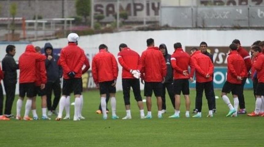 Trabzonspor, Gaziantepspor Ma&ccedil;ı Hazırlıklarını Yağmur Altında S&uuml;rd&uuml;rd&uuml;