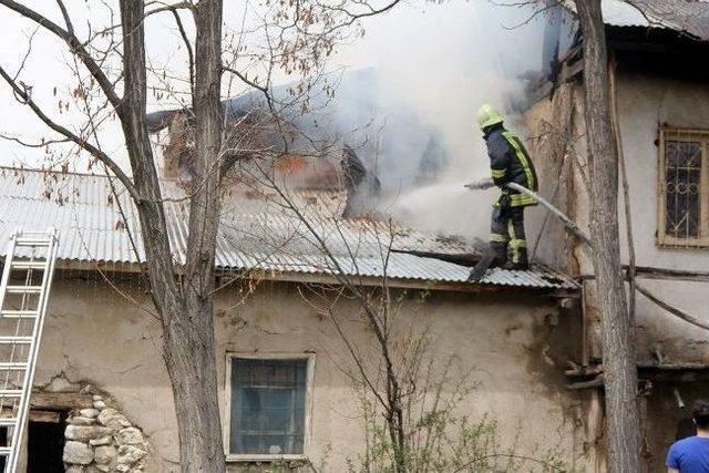 Buzdolabından Çıkan Yangın Sonucu Ev Kullanılamaz Hale Geldi