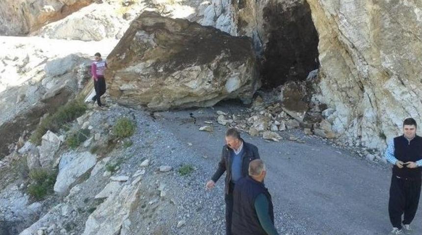 Gazipaşa İl&ccedil;esinde Heyelan Yayla Yolunu Trafiğe Kapattı