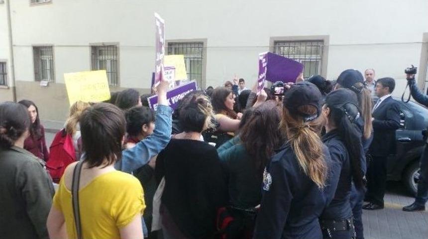 Kadın Cinayetini Protesto Eden Grupla Polis Arasında Gerginlik