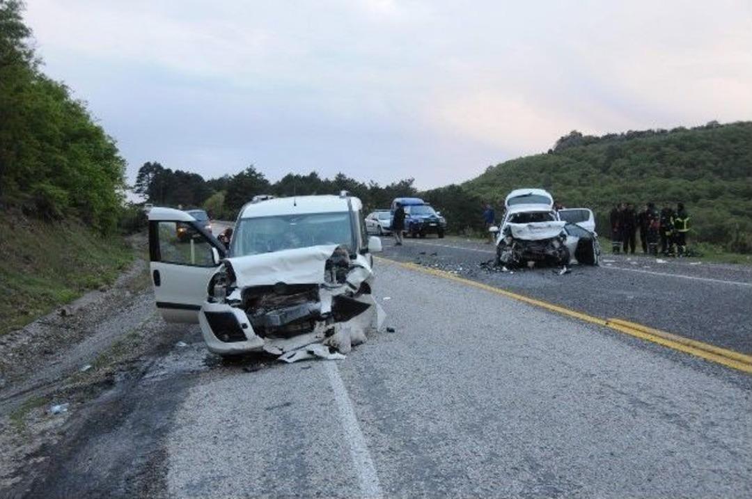 &Ccedil;anakkale'de Trafik Kazası: 2 &Ouml;l&uuml;, 3 Yaralı