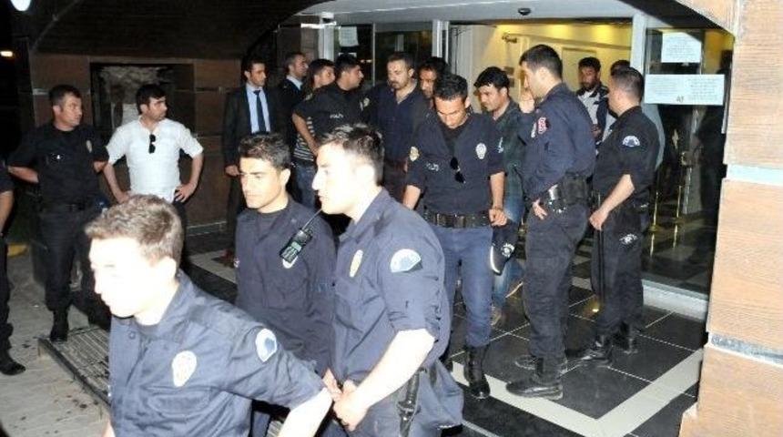 Polisi Şehit Ettiği İddiasıyla &Uuml;&ccedil; Suriyeli Mahkemeye &Ccedil;ıkartıldı