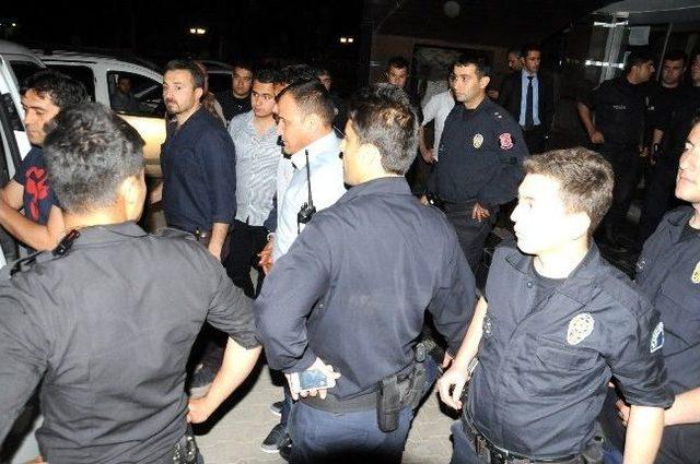 Polisi Şehit Ettiği İddiasıyla &Uuml;&ccedil; Suriyeli Mahkemeye &Ccedil;ıkartıldı 1