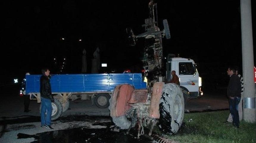 Otomobil Trakt&ouml;rle &Ccedil;arpıştı: 1 Yaralı