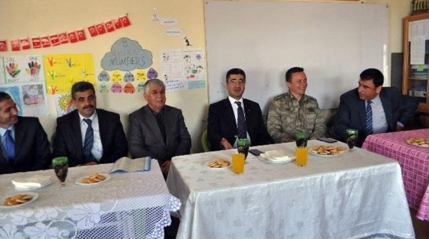 Okuma Yazma &Ouml;ğrenen Bayanlar Belgelerini Aldı