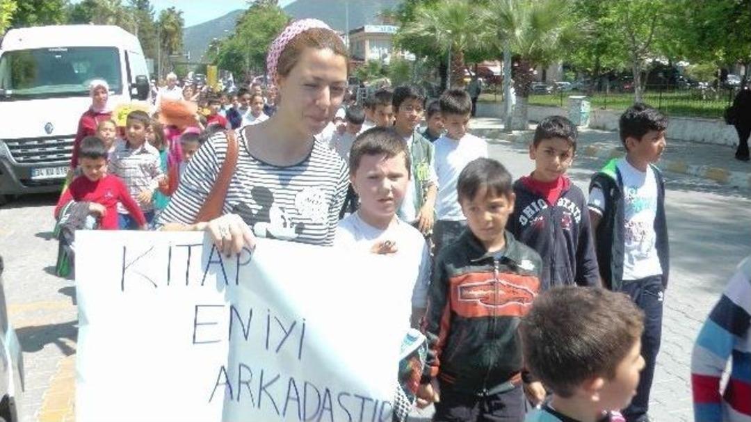 Fethiye&rsquo;de Oyuncak Tabancaları Toplayıp Yerine Kitap Verdiler