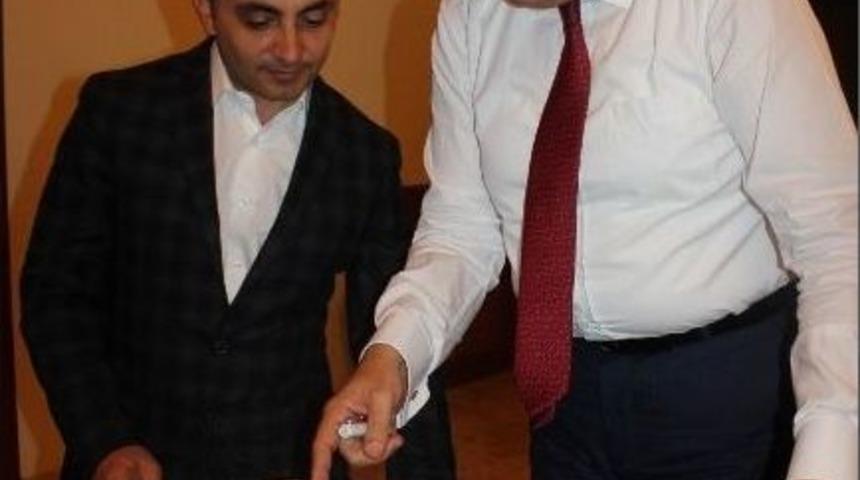 &Uuml;nver&rsquo;e Beşiktaşlı Futbolcuların İmzaladığı Forma Hediye Edildi