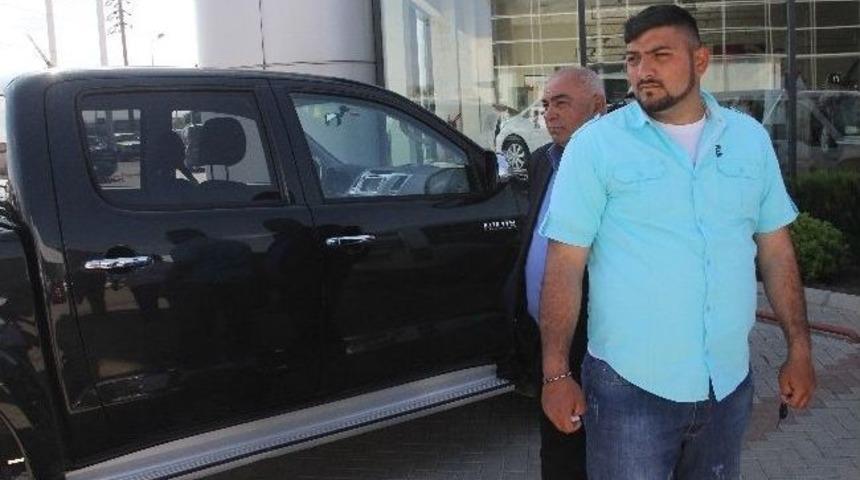 Kapısı A&ccedil;ık Bırakılan Otomobilden 69 Bin Lira &Ccedil;alındı