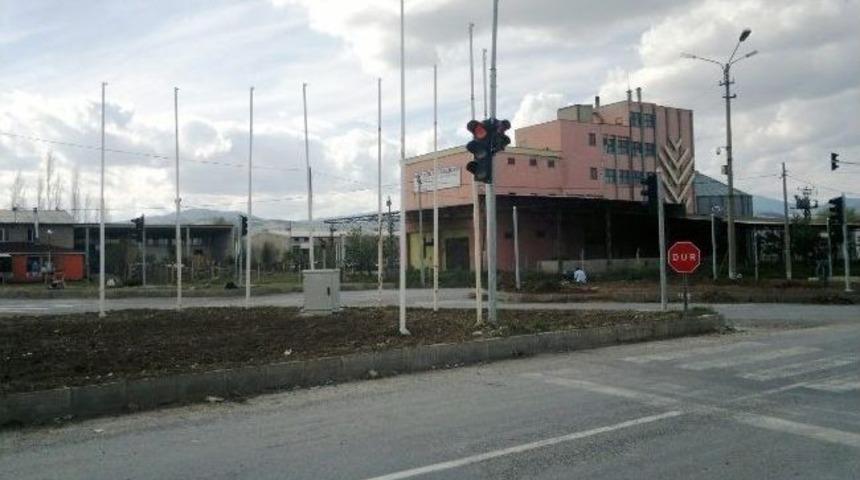 Hisarcık&rsquo;ta Kavşakta Kazaya Davetiye &Ccedil;ıkaran Ağa&ccedil;lar S&ouml;k&uuml;ld&uuml;